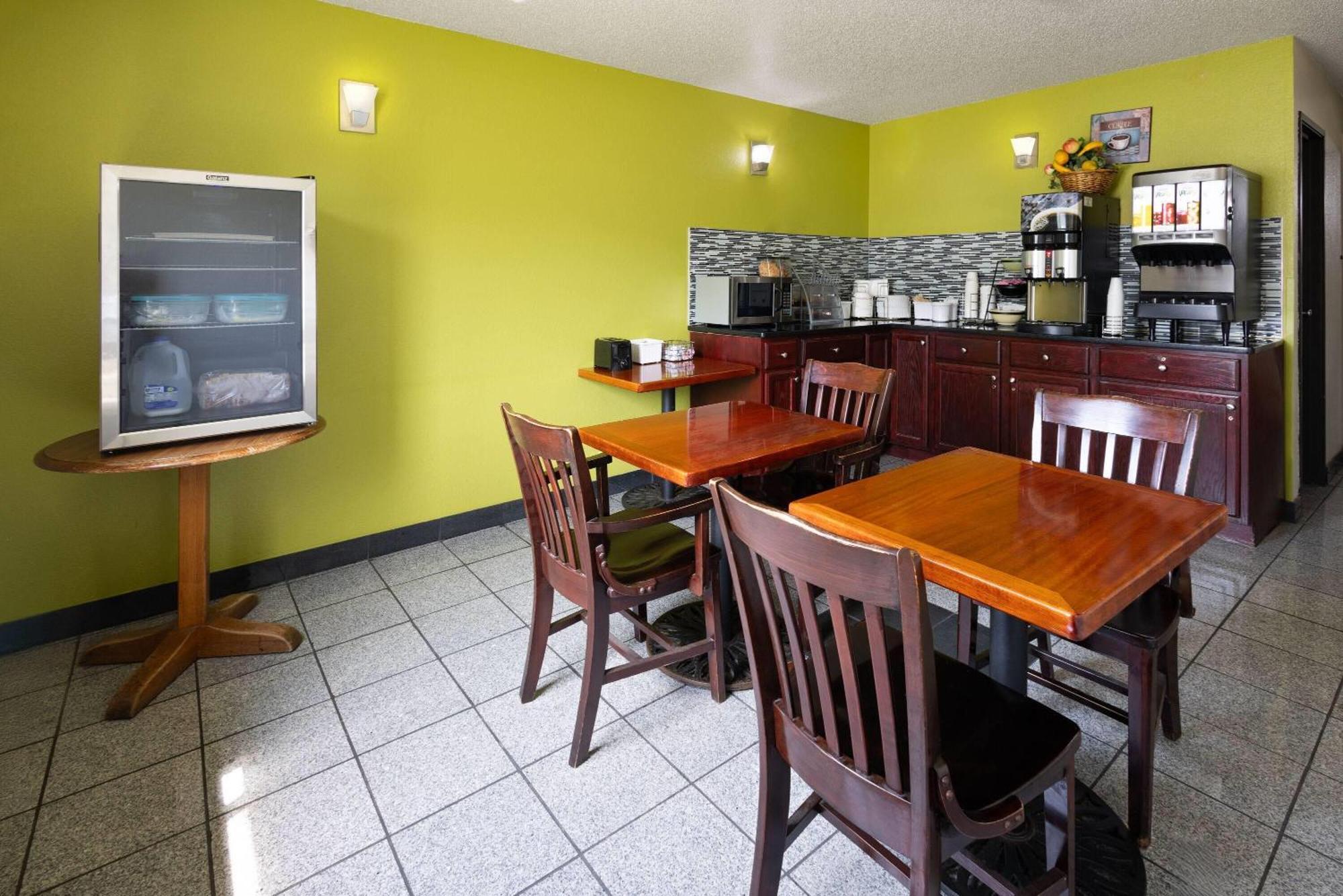 Super 8 By Wyndham South Boston Va Motel Bagian luar foto