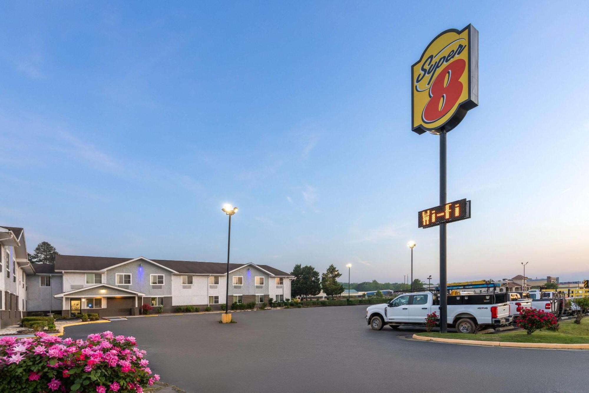Super 8 By Wyndham South Boston Va Motel Bagian luar foto