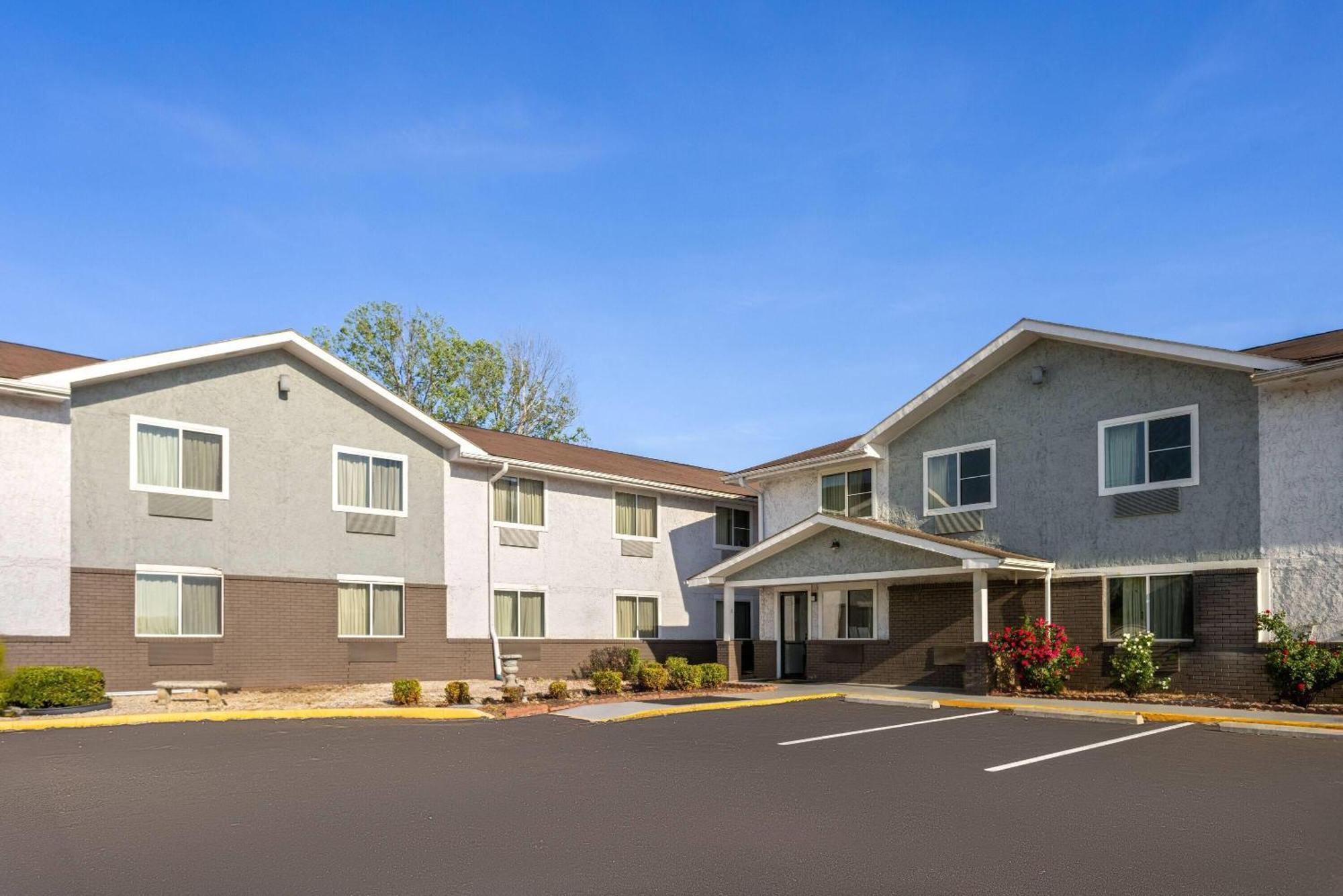 Super 8 By Wyndham South Boston Va Motel Bagian luar foto
