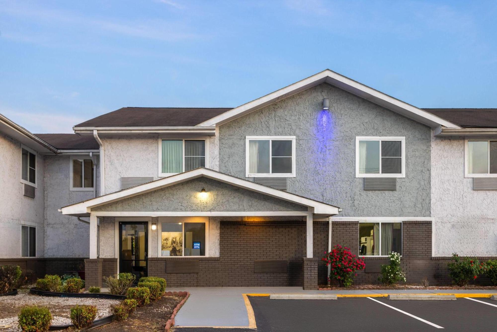 Super 8 By Wyndham South Boston Va Motel Bagian luar foto